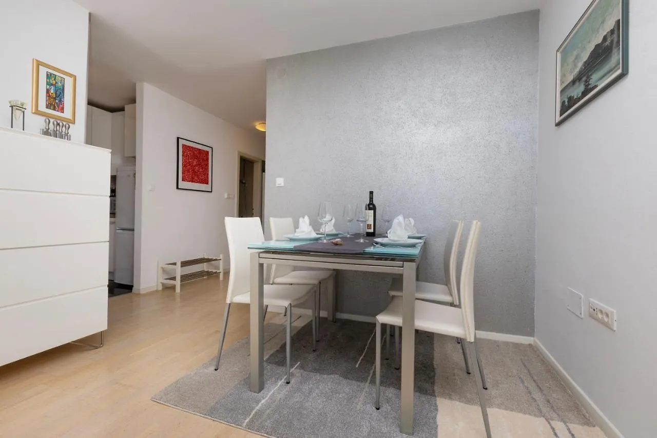 Apartment Saluti Near Old Town With Sea View&Parking Split