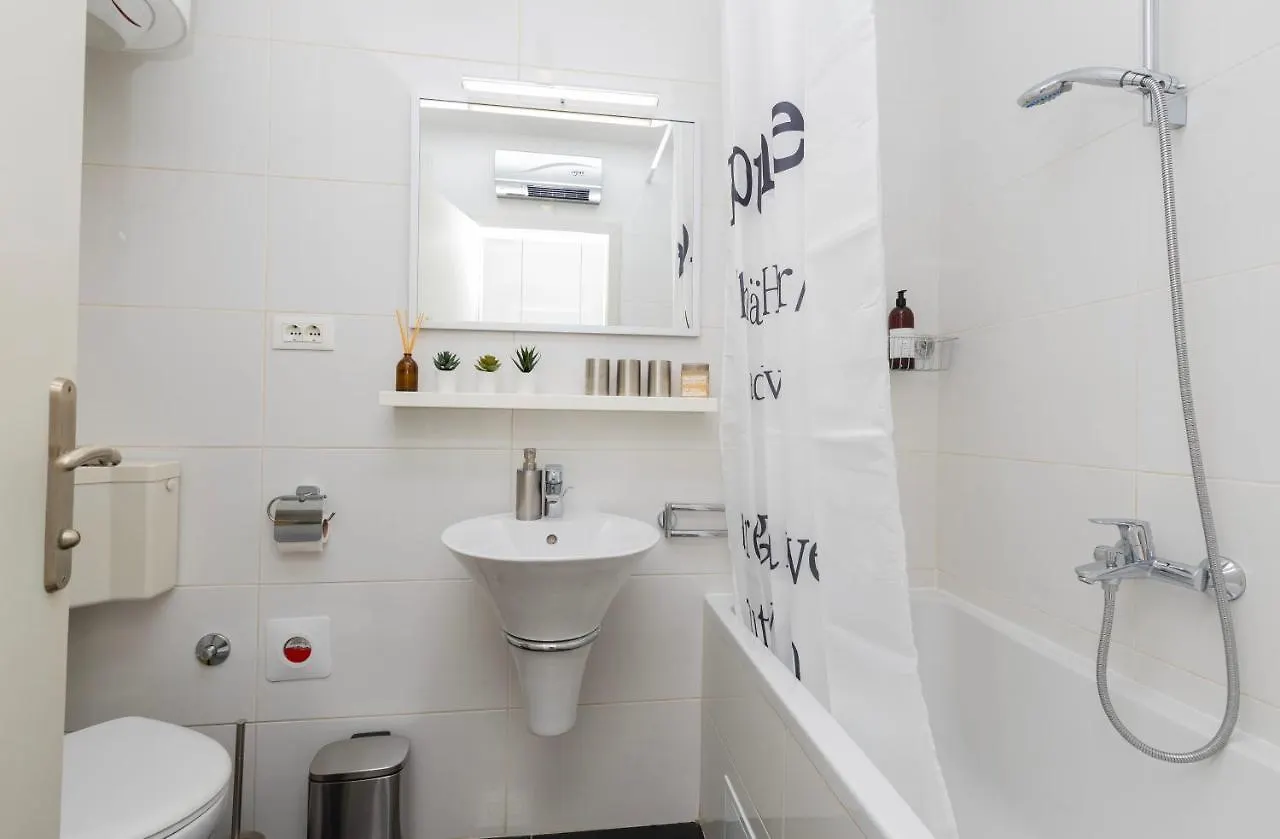 Apartment Saluti Near Old Town With Sea View&Parking Split